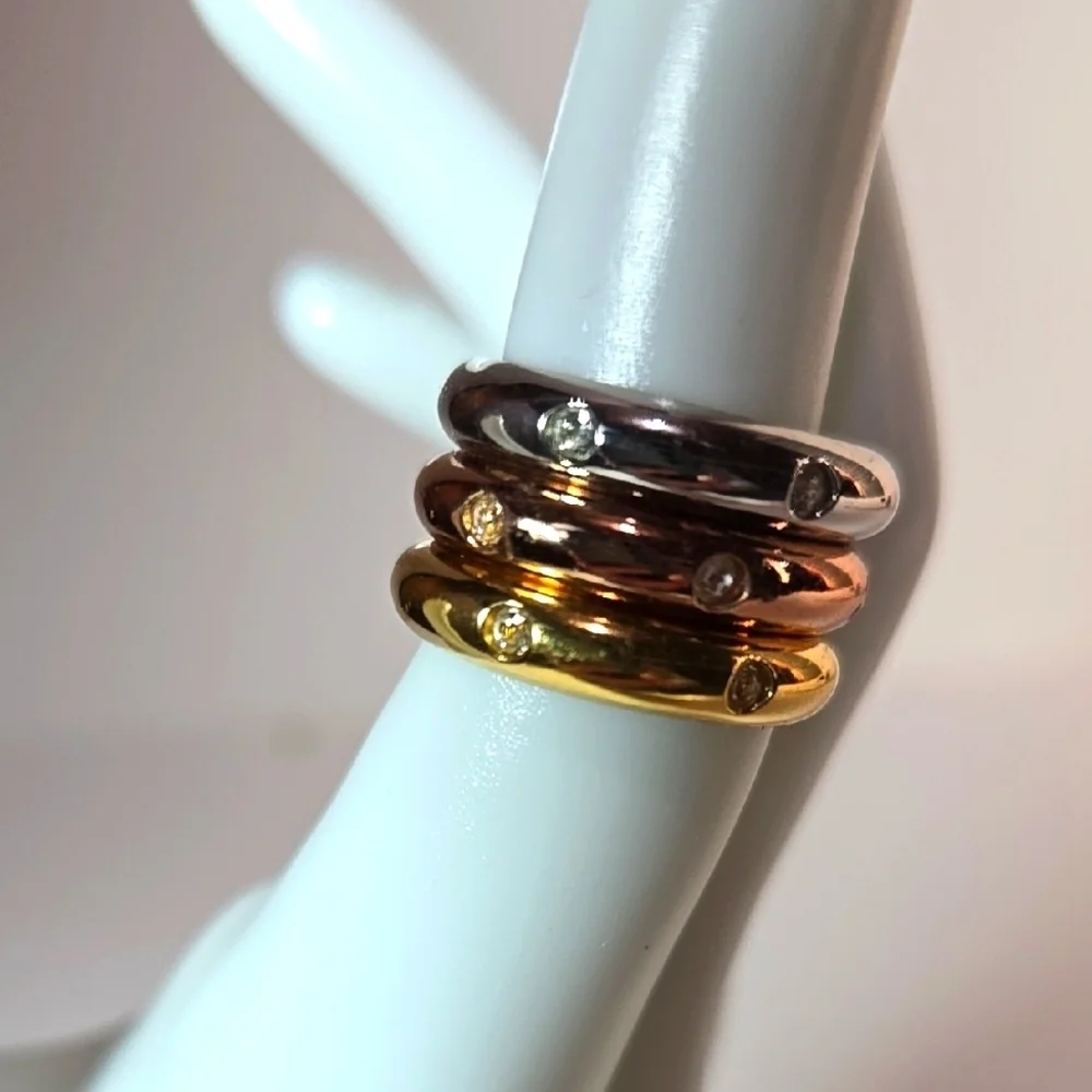 Avon NWOT Set-of-Three Elegant Tri-Color Stacking Rings Crystals Sz 5